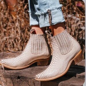 FREEBIRD MAEVE WOMEN'S WHITE SNAKE BOOTIES SIZE 9